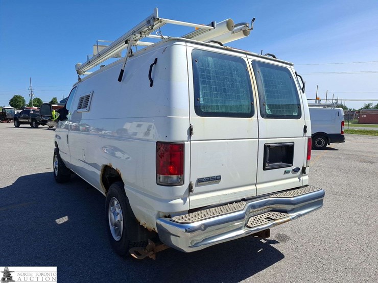2010-ford-cargo-image-7