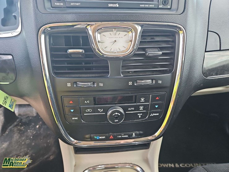 2014-chrysler-town-&-country-image-24
