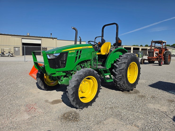 2018-john-deere-5075e-image-1