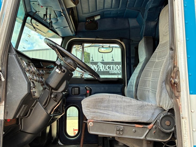 2000-peterbilt-378-image-8
