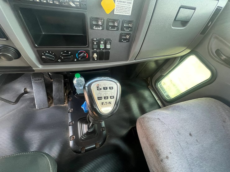 2018-peterbilt-348-image-12
