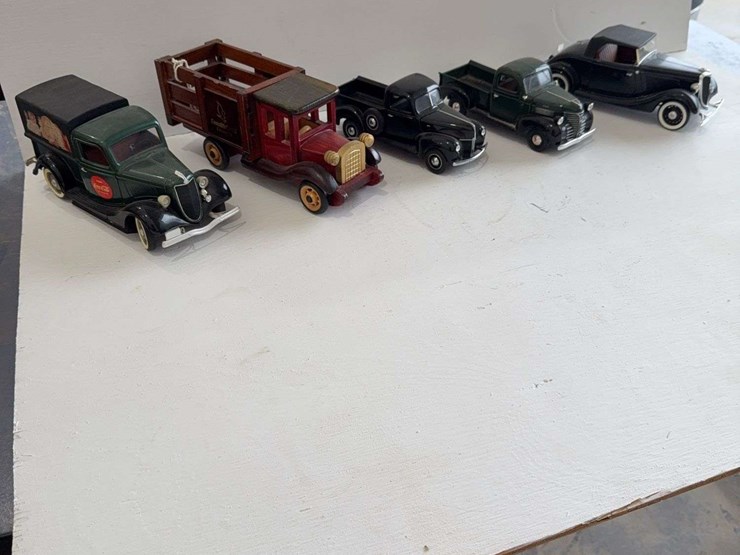 coca-cola-delivery-truck,-wooden-constitutional-casualty-truck,-2-classic-trucks,-1-classic-car-image-1