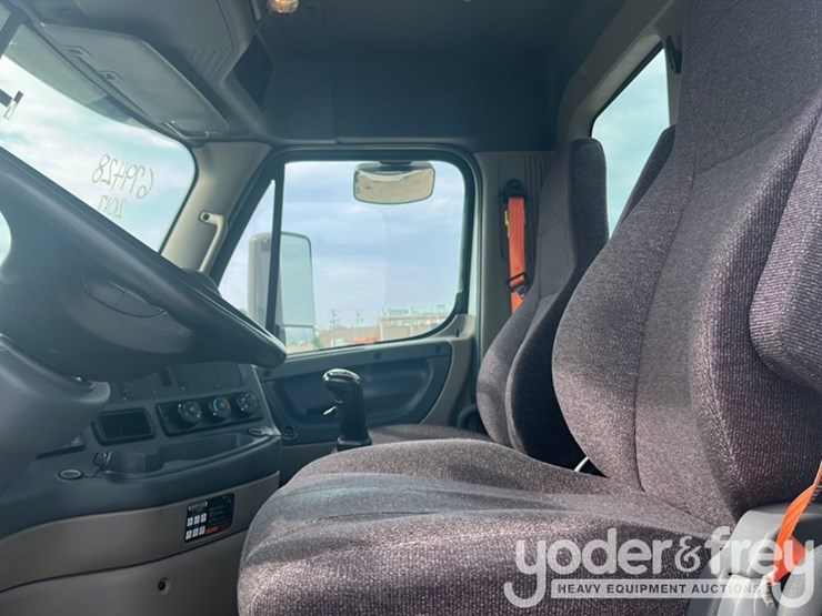 2017-freightliner-cascadia-113-image-16