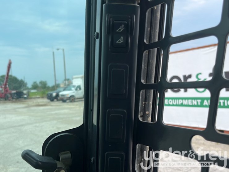 2022-bobcat-t870-image-37