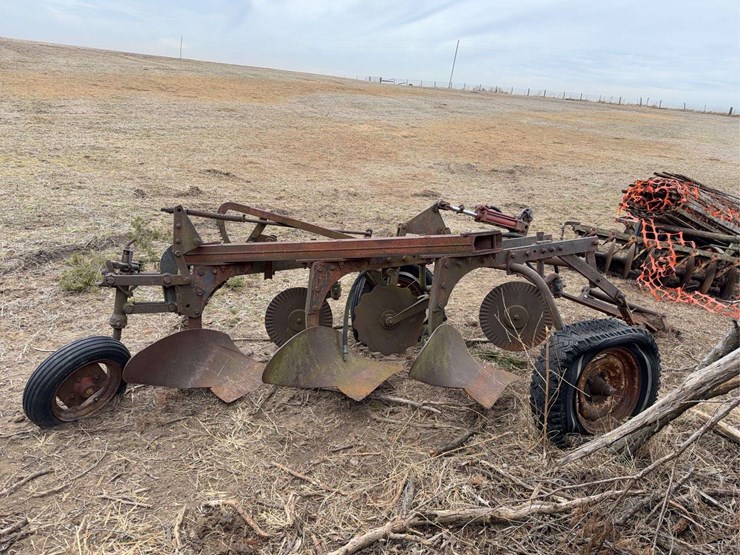 mccormick-pull-type-three-bottom-plow-image-6