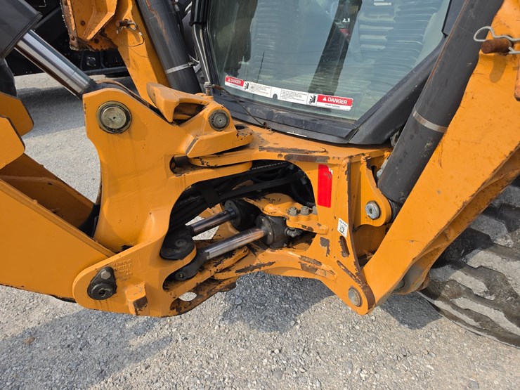 2015-case-580sn-image-23