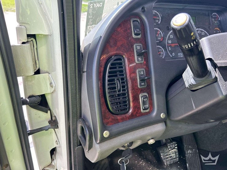 2016-freightliner-m2-106-image-14