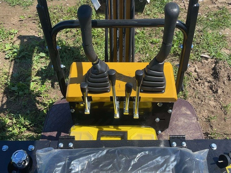 h13r-mini-excavator-image-9