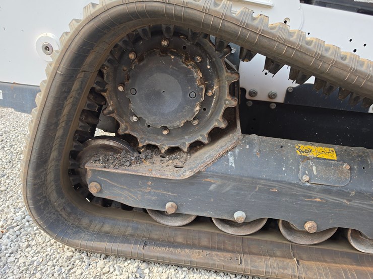 2021-bobcat-t740-image-15