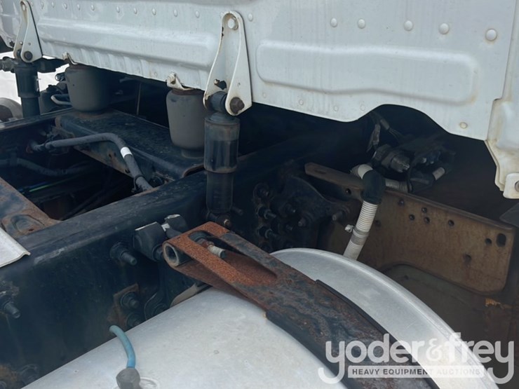 2017-freightliner-cascadia-113-image-38