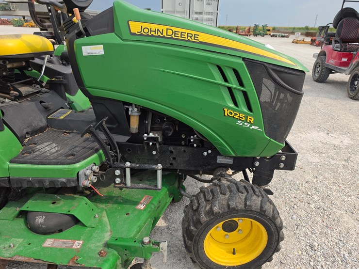 2015-john-deere-1025r-image-16
