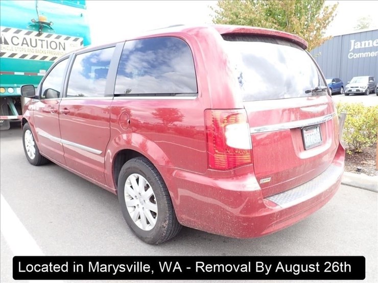 2014-chrysler-town-&-country-image-11