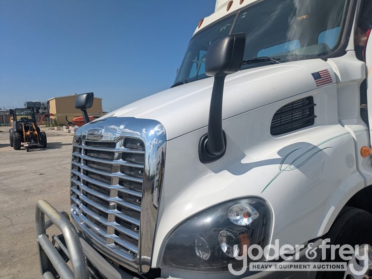 2018-freightliner-cascadia-113-image-18