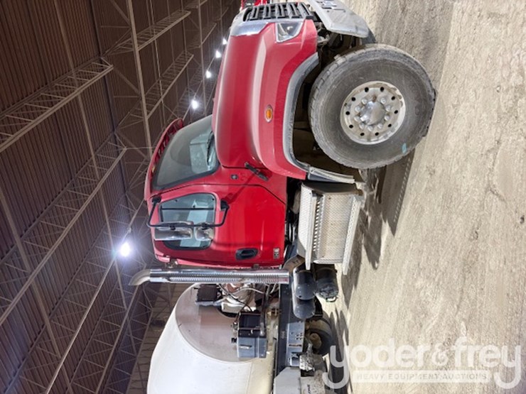 2018-freightliner-114sd-image-2