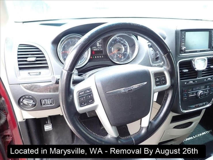2014-chrysler-town-&-country-image-8