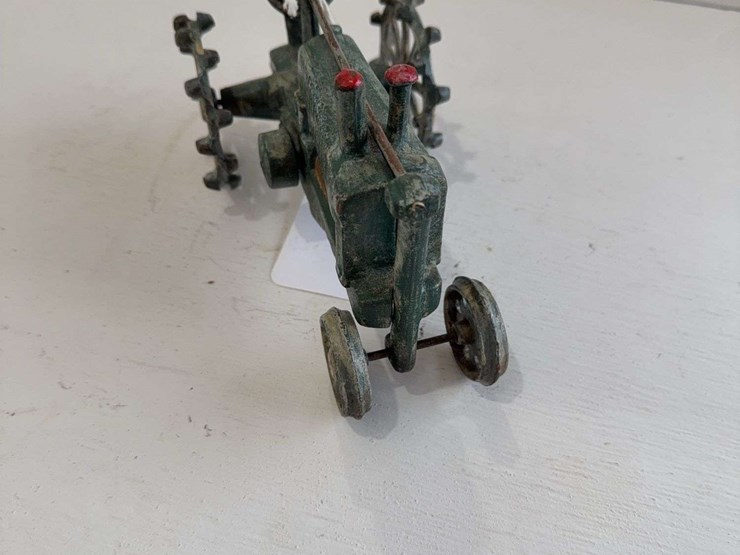 cast-iron-toy-tractor,-1/16-scale-image-2