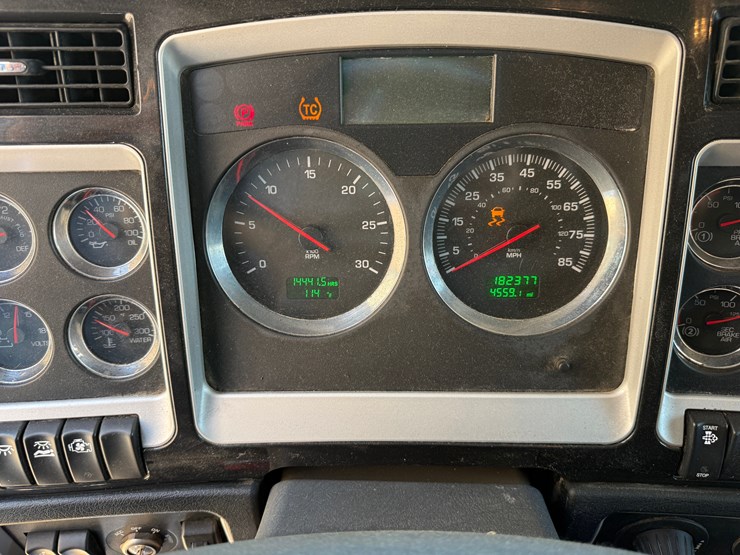 2020-kenworth-t800-image-29