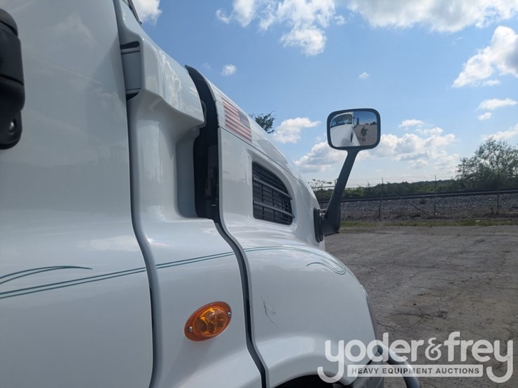 2018-freightliner-cascadia-113-image-42