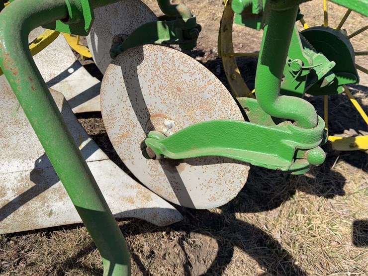 john-deere-pull-type-two-bottom-plow-image-16