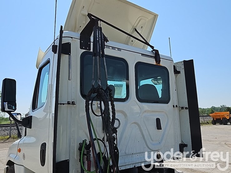 2019-freightliner-cascadia-125-image-15