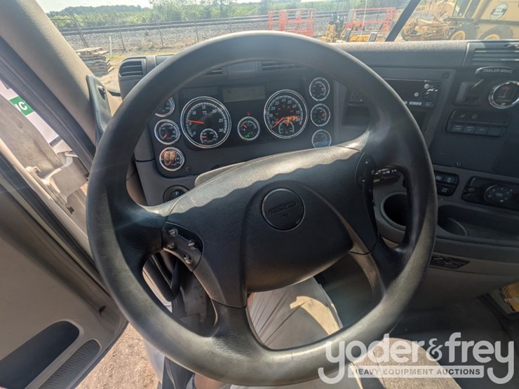 2018-freightliner-cascadia-113-image-9