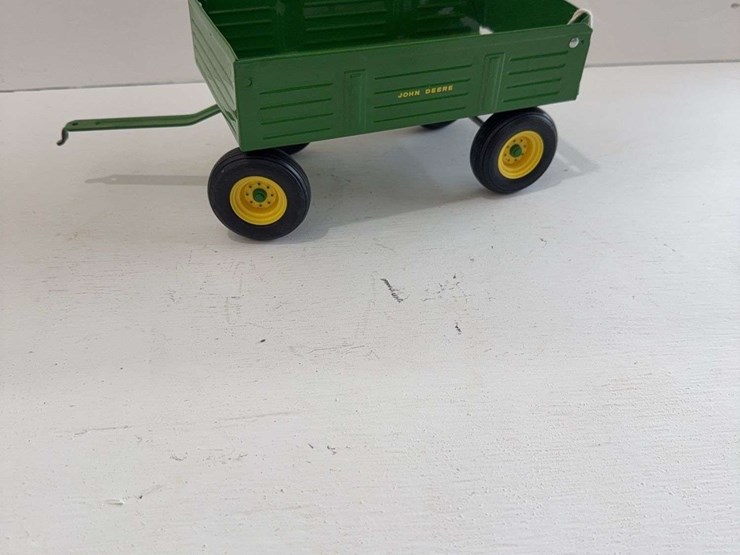 ertl-john-deere-barge-wagon,-die-cast-metal,-1/16-scale-image-3