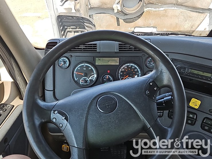 2017-freightliner-cascadia-113-image-39