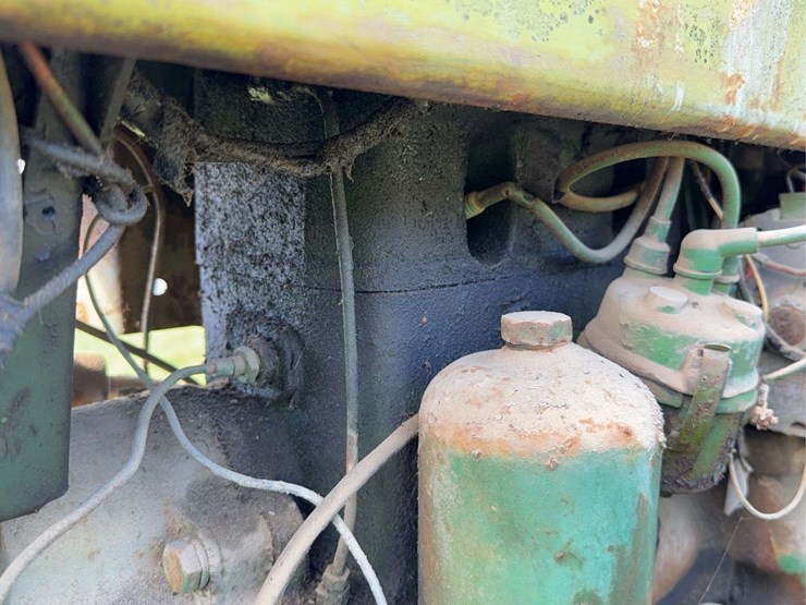 john-deere-330-image-23