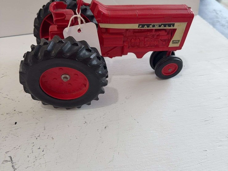 scale-models-mccormick-farmall-806-toy-tractor,-die-cast-metal,-1/16-scale-image-1