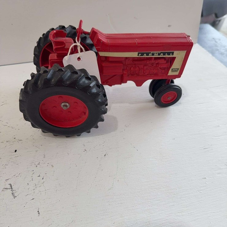 Scale Models McCormick Farmall 806 toy tractor, die-cast metal, 1/16 scale