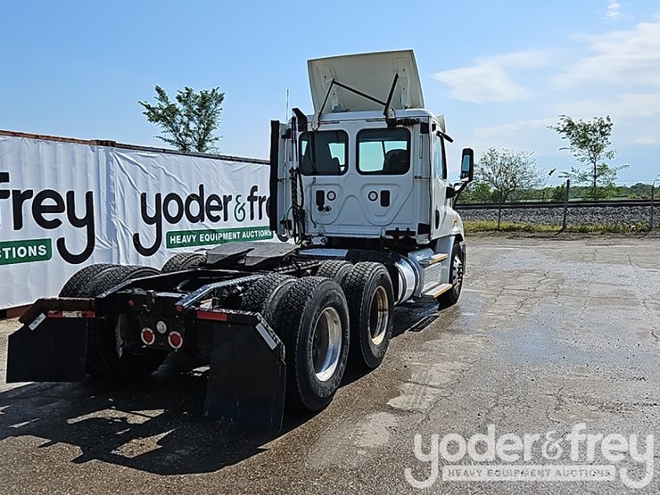 2017-freightliner-cascadia-113-image-6