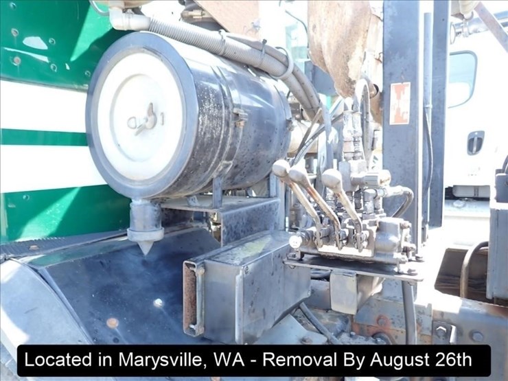 2007-peterbilt-320-image-2