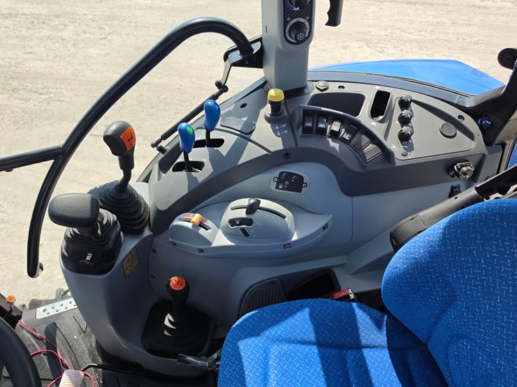 2013-new-holland-t5.105-image-19