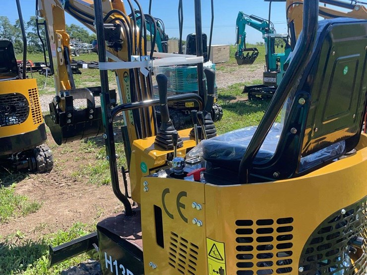 h13r-mini-excavator-image-9