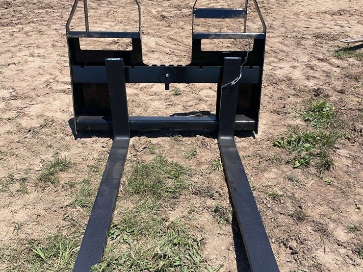agrotk-skid-steer-pallet-forks-image-1