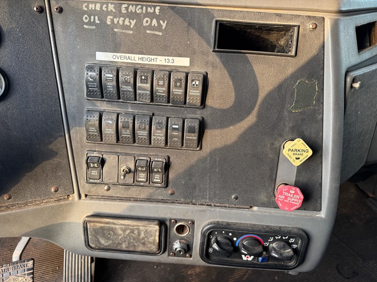 2004-western-star-4900-image-21