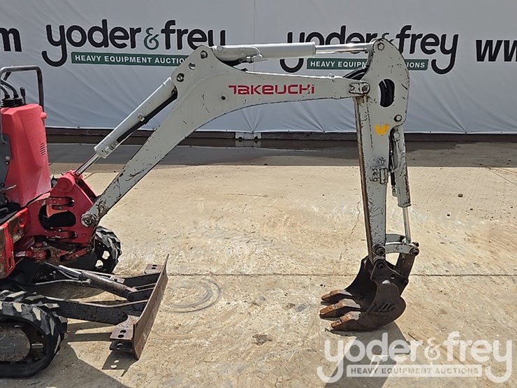 2017-takeuchi-tb210r-image-25
