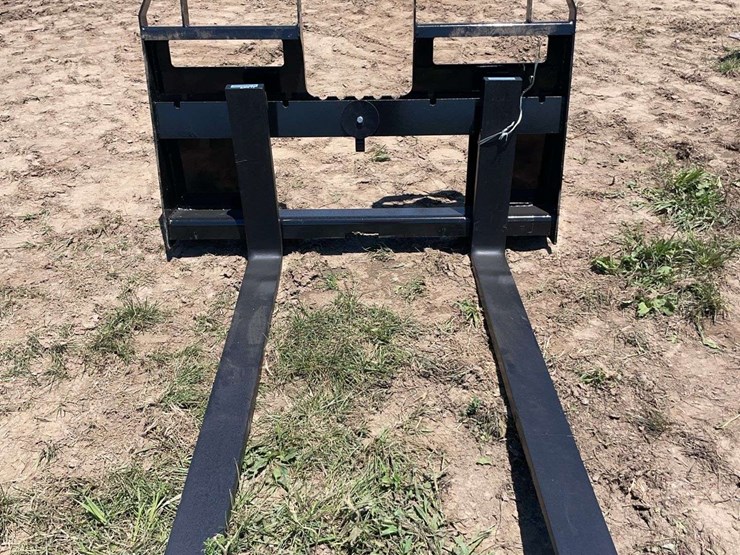 agrotk-skid-steer-pallet-forks.-image-1