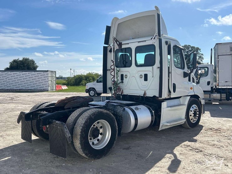 2014-freightliner-cascadia-113-image-3