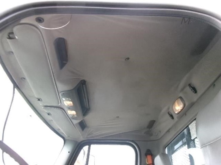 2010-freightliner-business-class-m2-112-image-13