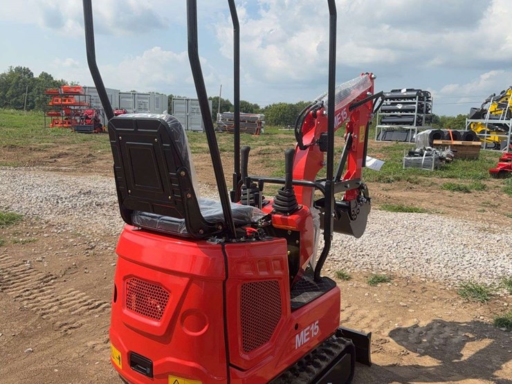me15-mini-excavator-image-6