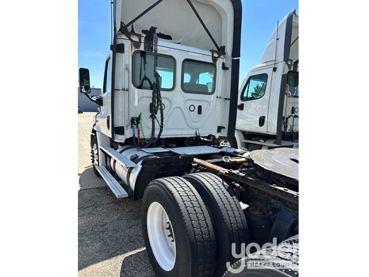 2018-freightliner-cascadia-113-image-2
