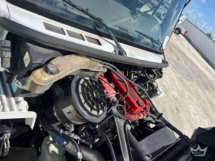 2016-freightliner-m2-106-image-8