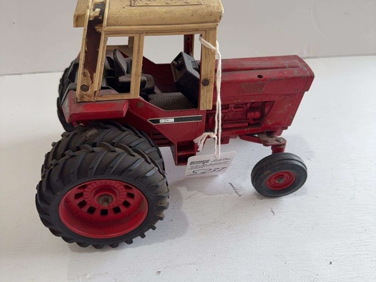 1586-international-tractor,-die-cast-metal,-1/16-scale-image-1