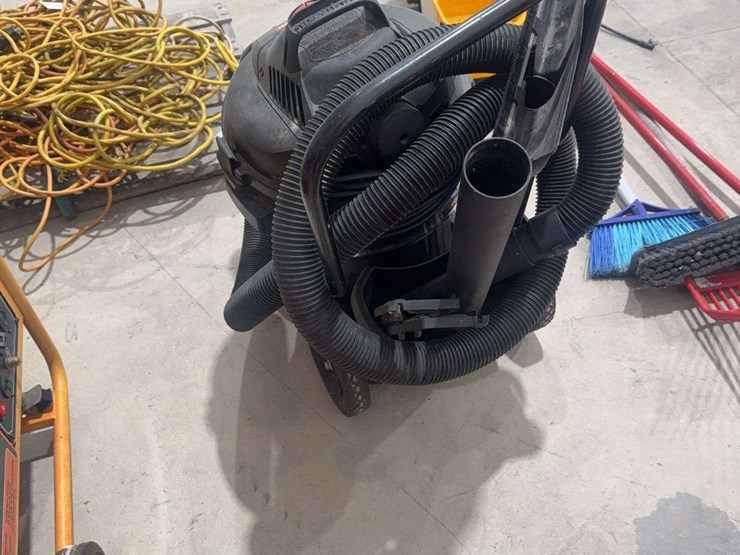 12-gallon-shop-vac-with-accessories,-wheel-is-broken-image-2