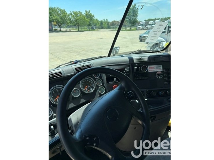 2018-freightliner-cascadia-113-image-3