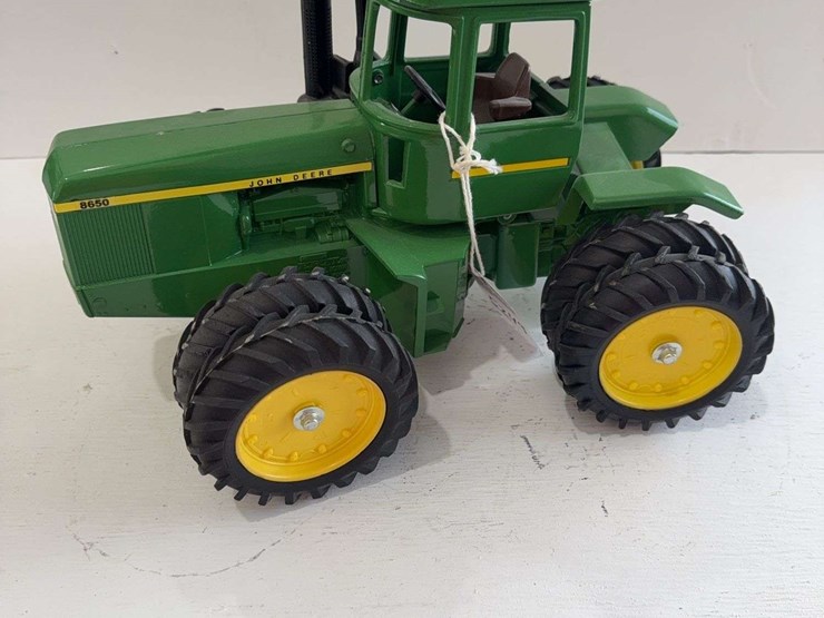 ertl-john-deere-8650-toy-tractor,-die-cast-metal,-1/16-scale-image-1