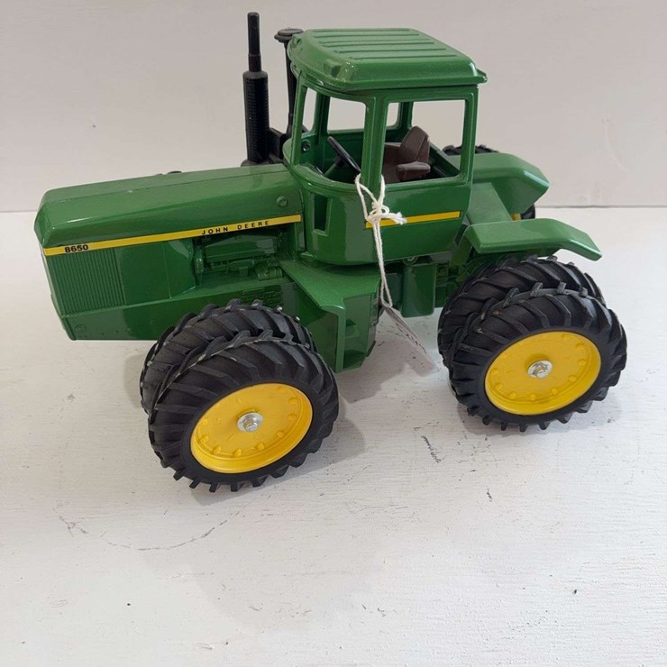 ERTL John Deere 8650 toy tractor, die-cast metal, 1/16 scale