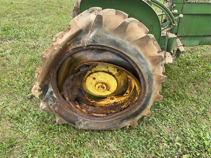 john-deere-320-image-24