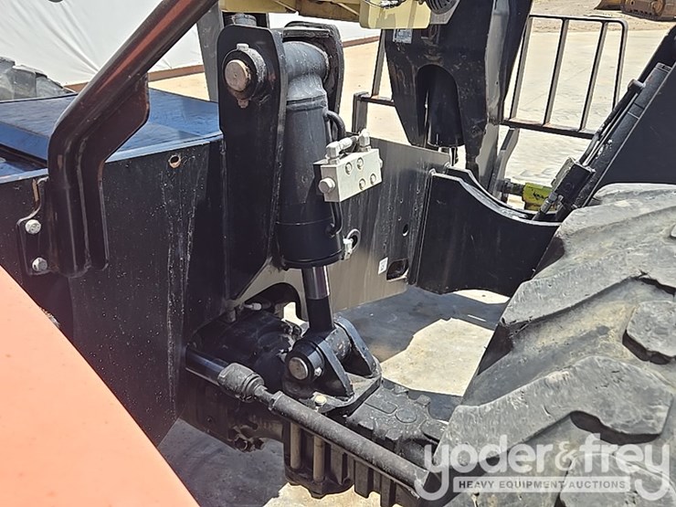 2018-jlg-1055-image-26